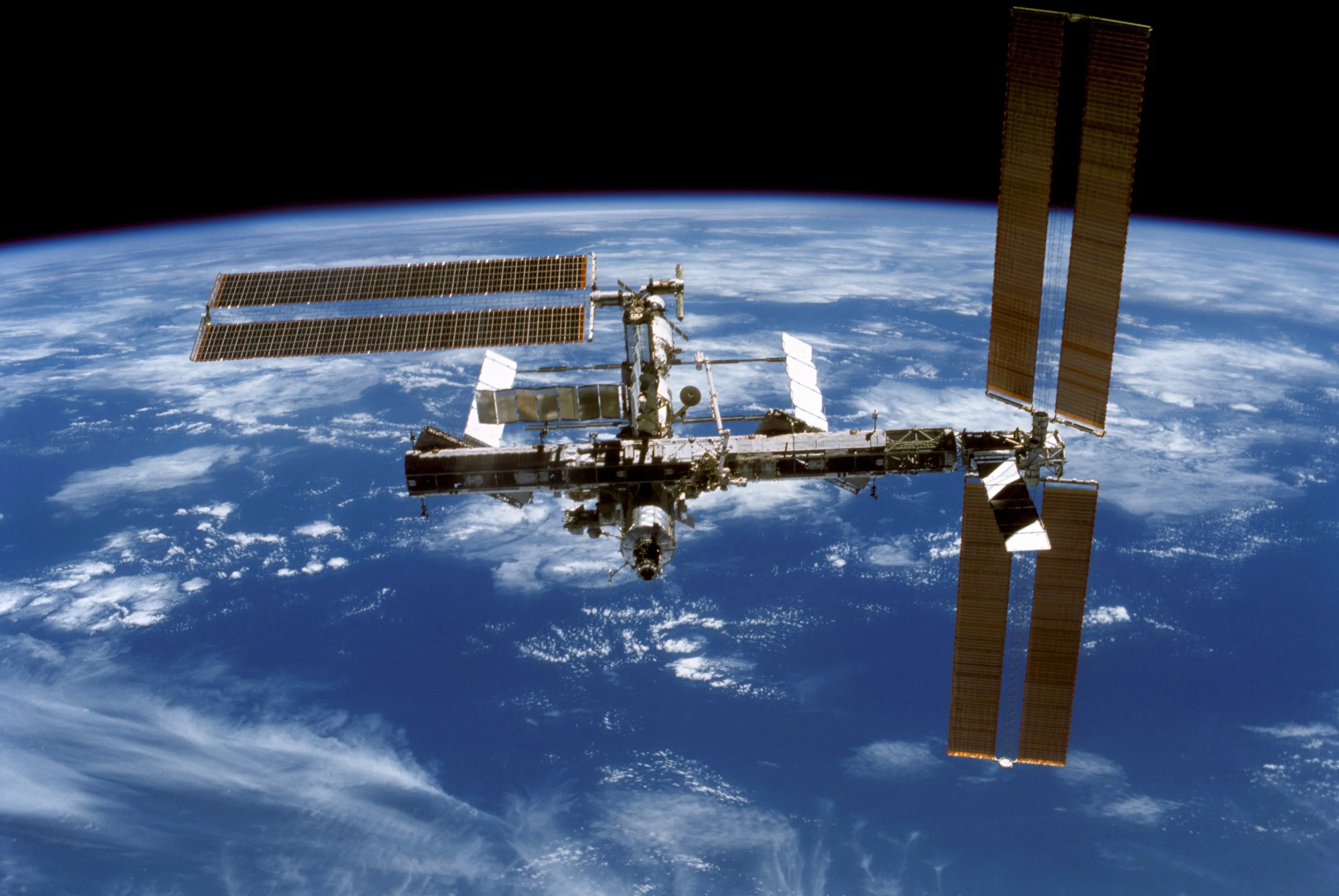 地球上空を周回する人工衛星